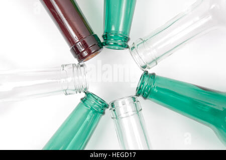 Leere Glasflaschen von gemischten Farben, einschließlich weiß, grün und gelb Stockfoto