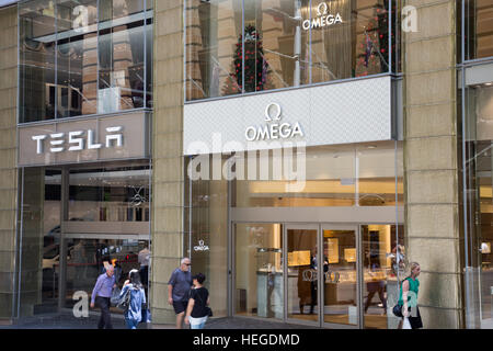 Tesla Autosalon und Omega Uhrenmarkengeschäft in Martin Place, Stadtzentrum von Sydney, NSW, Australien Stockfoto