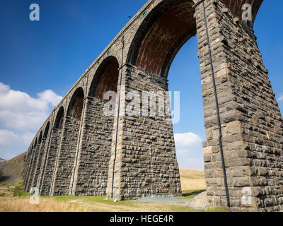 Ribblehead-Viadukt oder Batty Moss Viadukt trägt der Settle-Carlisle Railway über Batty Moos im Tal der Fluss Ribble bei Ribblehead, in Stockfoto