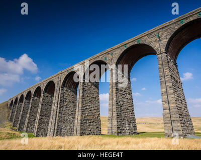 Ribblehead-Viadukt oder Batty Moss Viadukt trägt der Settle-Carlisle Railway über Batty Moos im Tal der Fluss Ribble bei Ribblehead, in Stockfoto