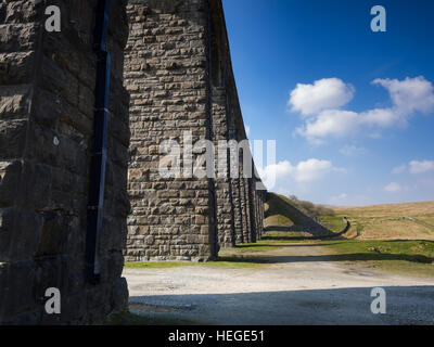 Ribblehead-Viadukt oder Batty Moss Viadukt trägt der Settle-Carlisle Railway über Batty Moos im Tal der Fluss Ribble bei Ribblehead, in Stockfoto