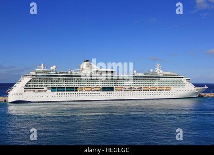 Kreuzfahrtschiff MS Serenade of the Seas von Royal Caribbean betrieben vertäut im Hafen, Bridgetown, Barbados Stockfoto