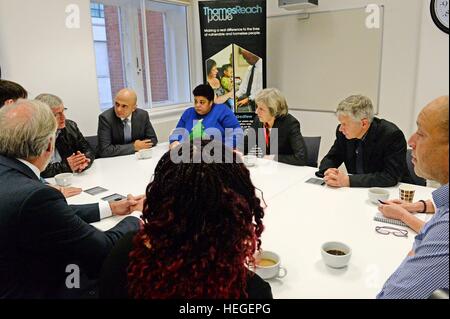 Premierminister Theresa May (Mitte rechts) während eines Besuchs zu Thames Reach Beschäftigung Academy Centre, South East London, die Menschen hilft, die obdachlos sind oder von Obdachlosigkeit bedroht, Beschäftigung zu finden. Stockfoto