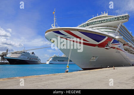 Kreuzfahrtschiffe vor Anker im Hafen, Bridgetown, Barbados Stockfoto