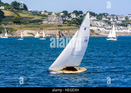 Segelboote vor der Küste von Falmouth in Cornwall, Großbritannien Stockfoto