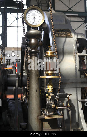 Deutschland, Dortmund, Westfälisches Industriemuseum Zeche Zollern, Kennzeichen eines Generators auf die Maschinenhalle. Stockfoto