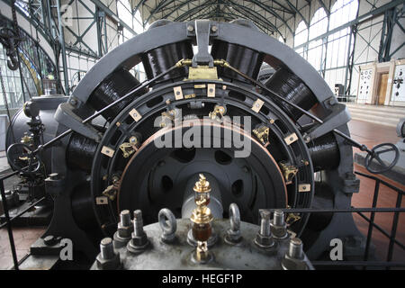 Deutschland, Dortmund, Westfälisches Industriemuseum Zeche Zollern II/IV im Stadtteil Boevinghausen, Generator in die Maschinenhalle. Stockfoto