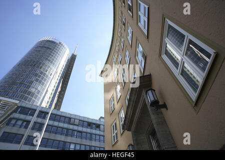 Deutschland, Ruhrgebiet, Essen, Hauptsitz des Unternehmens RWE und die Hochtief-Gesellschaft. Stockfoto