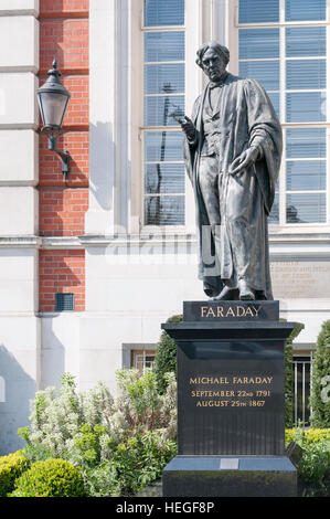 Statue von Michael Faraday von John Henry Foley RA, Savoy Hotel, London, England, UK Stockfoto