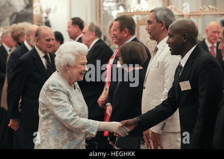 Königin Elizabeth II. im Rahmen eines Empfangs statt für die Royal Life Rettung Society am Buckingham Palace, London. Stockfoto