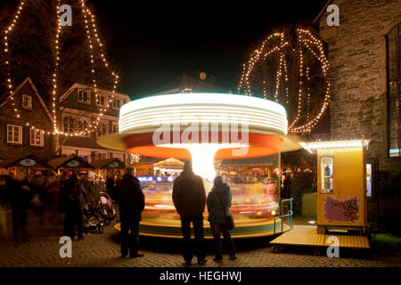 Deutschland, Ruhrgebiet, Hattingen, Weihnachtsmarkt im historischen Teil der Stadt, Karussell. Stockfoto