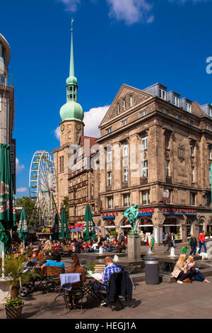 Deutschland, Ruhrgebiet, Dortmund, Blick vom alten Markt in die St. Reinoldi-Kirche. Stockfoto