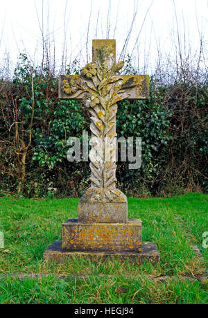 Ein großer Grabstein in Form eines Kreuzes im Kirchhof der Pfarrkirche St. Mary in Shotesham, Norfolk, England, Vereinigtes Königreich. Stockfoto