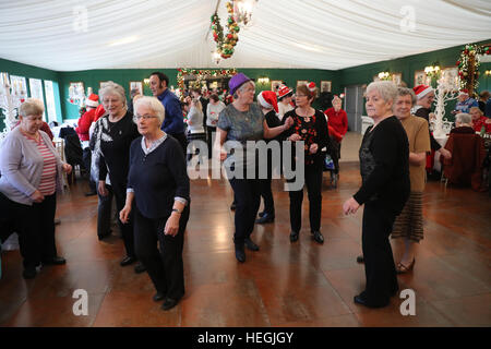 Gäste besuchen die Dumfries House Tanztee am Dumfries House in Cumnock, wo Prinz Charles (bekannt als der Herzog von Rothesay in Schottland) eine Überraschung aussehen gemacht. Stockfoto