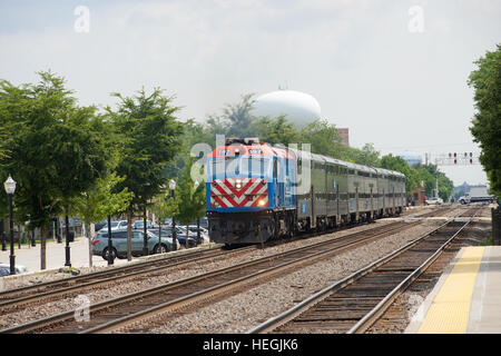Metra Commuter Bahnhof nahenden Stein Avenue trainieren, La Grange, Illinois, USA. Stockfoto