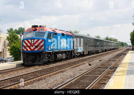 Metra Commuter Bahnhof nahenden Stein Avenue trainieren, La Grange, Illinois, USA. Stockfoto