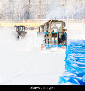 Schneepflüge Wiederherstellungen des Meereises Stockfoto