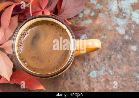 Tasse Kaffee und gefallenen roten Herbstlaub Stockfoto