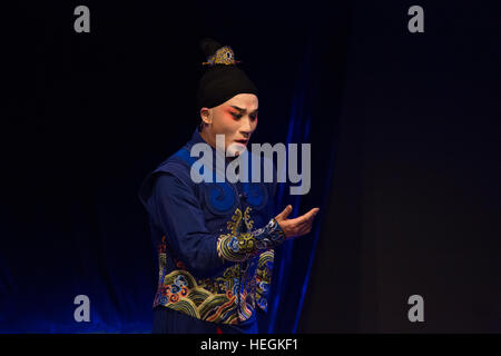 Schauspieler Zhang Jun Durchführung Hamlet auf Chinesisch zum Gedenken an den 400. Jahrestag des Todes von Shakespeare und Tang Xianzu Stockfoto