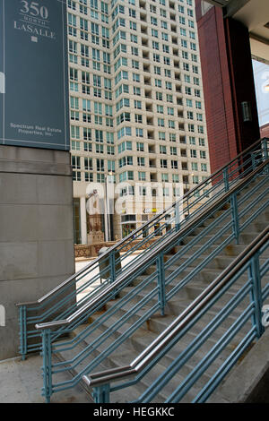 Gebäude und Treppen an der Kreuzung von Kinzie Street und LaSalle Street, Chicago, Cook County, Illinois, USA. Stockfoto