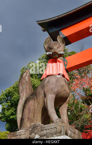 Stone Fox am Eingang zum Fushimi Inari Schrein, Kyoto, Japan Stockfoto