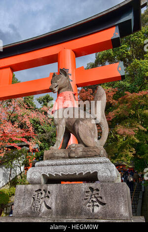 Stone Fox am Eingang zum Fushimi Inari Schrein, Kyoto, Japan Stockfoto