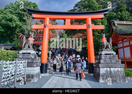 Stein-Füchse am Eingangstor zu Fushimi Inari Schrein, Kyoto, Japan Stockfoto