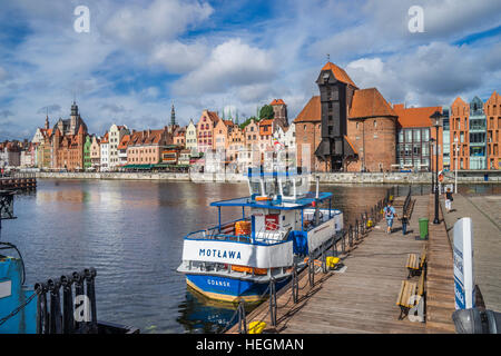 Polen, Pommern, Gdansk (Danzig), Mottlau Fähre auf Olowianka Island (Bleihof) mit Blick auf mittelalterliche Hafenkran an der Mottlau waterfront Stockfoto