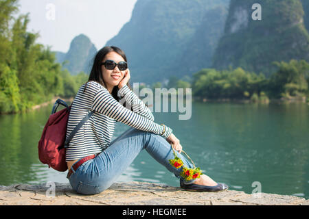 Mädchen in den Karst Natur szenischen Bereich im Freien sitzen Stockfoto