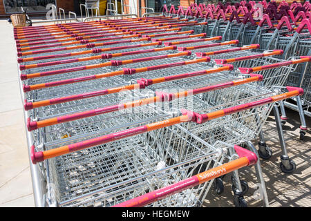 Stapel von Trolleys am Eingang nach Sainsbury Supermarkt, Hartham Lane, Hertford, Hertfordshire, England, Vereinigtes Königreich Stockfoto