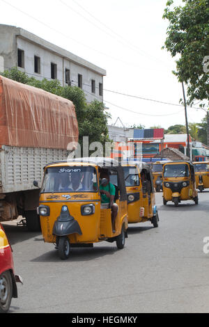 Tuk Tuk Auto Taxis im Wettbewerb um Kunden. Sambava. Nord-Ost-Madagaskar. Stockfoto