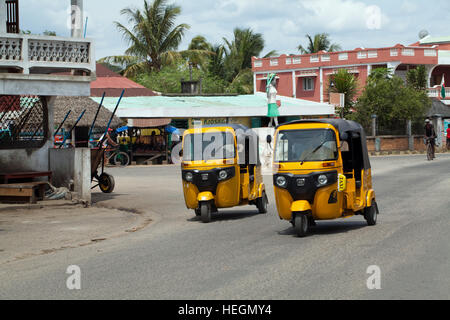 Tuk Tuk Auto Taxis im Wettbewerb um Kunden. Sambava. Nordosten Madagaskars. Stockfoto