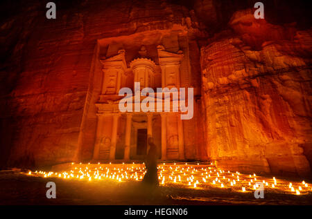 Al Khazneh - das Finanzministerium, die antike Stadt Petra bei Nacht, Jordanien Stockfoto