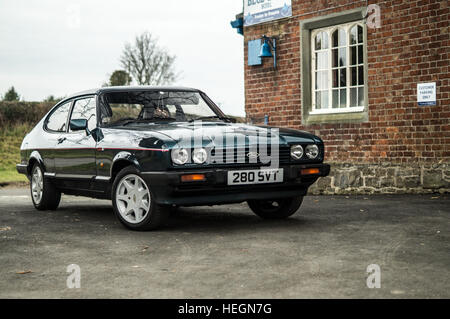 Ford Capri Brooklands 280 vor einem alten Gebäude geparkt. Stockfoto