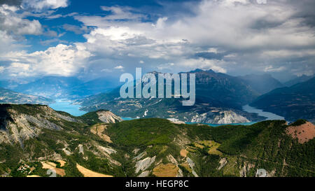 Nähert sich Sommergewitter am Serre Ponçon See und Grand Morgon Peak (Pic de Morgon) Hautes Alpes, südlichen französischen Alpen, Frankreich Stockfoto