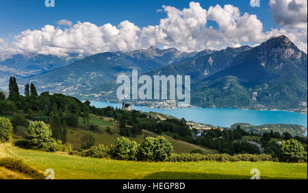 Das Dorf Saint Apollinaire Kirche mit Sommer Blick auf Savines-le-Lac, Serre Ponçon See und Grand Morgon, Alpen, Frankreich Stockfoto