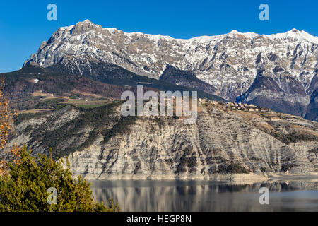 Dorf von Sauze du Lac mit der Grand Morgon Haupt- und Serre Ponçon See im Winter. Hautes-Alpes, Französische Alpen, Frankreich Stockfoto