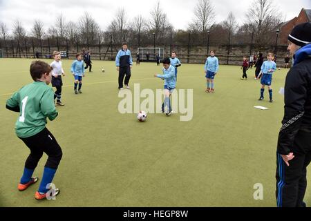 Junge Chorsänger Fußballmannschaft zu spielen in einem Inter Chorknabe Fußball-Turnier. Stockfoto