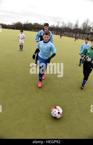 Junge Chorsänger Fußballmannschaft zu spielen in einem Inter Chorknabe Fußball-Turnier. Stockfoto