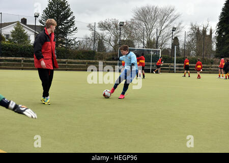 Junge Chorsänger Fußballmannschaft zu spielen in einem Inter Chorknabe Fußball-Turnier. Stockfoto