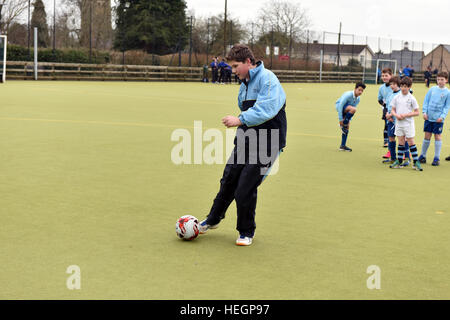 Junge Chorsänger Fußballmannschaft zu spielen in einem Inter Chorknabe Fußball-Turnier. Stockfoto