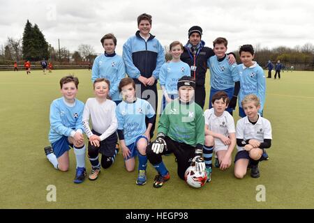 Junge Chorsänger Fußballmannschaft zu spielen in einem Inter Chorknabe Fußball-Turnier. Stockfoto