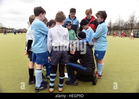 Junge Chorsänger Fußballmannschaft zu spielen in einem Inter Chorknabe Fußball-Turnier. Stockfoto