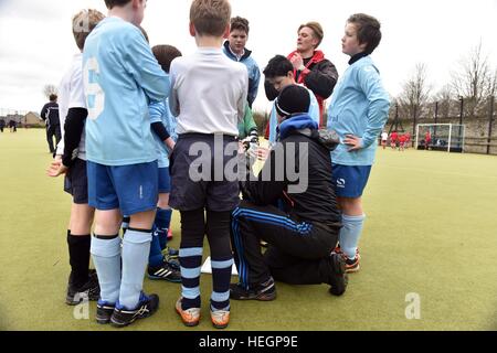 Junge Chorsänger Fußballmannschaft zu spielen in einem Inter Chorknabe Fußball-Turnier. Stockfoto