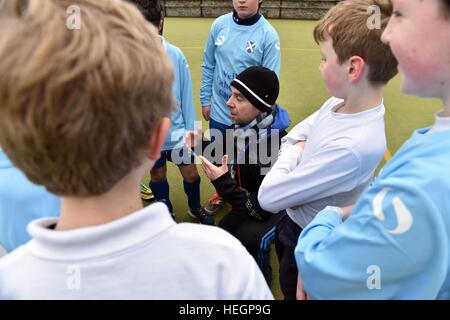 Junge Chorsänger Fußballmannschaft zu spielen in einem Inter Chorknabe Fußball-Turnier. Stockfoto