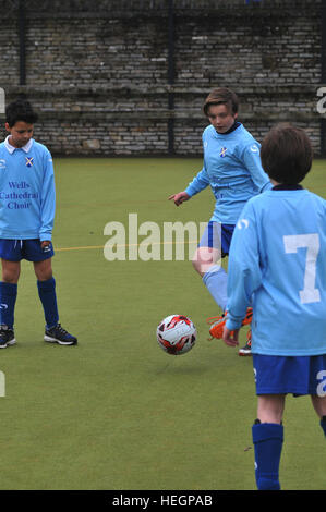 Junge Chorsänger Fußballmannschaft zu spielen in einem Inter Chorknabe Fußball-Turnier. Stockfoto