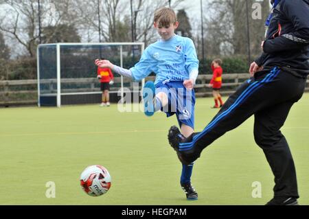 Junge Chorsänger Fußballmannschaft zu spielen in einem Inter Chorknabe Fußball-Turnier. Stockfoto