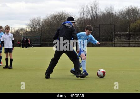 Junge Chorsänger Fußballmannschaft zu spielen in einem Inter Chorknabe Fußball-Turnier. Stockfoto