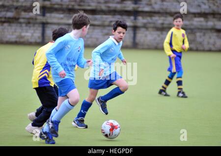 Junge Chorsänger Fußballmannschaft zu spielen in einem Inter Chorknabe Fußball-Turnier. Stockfoto