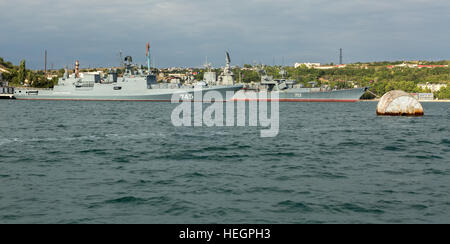 Neueste Patrouille Schiff Admiral Grigorowitsch 745 und Kara-Klasse Raketenkreuzer Kertsch 753 Stockfoto